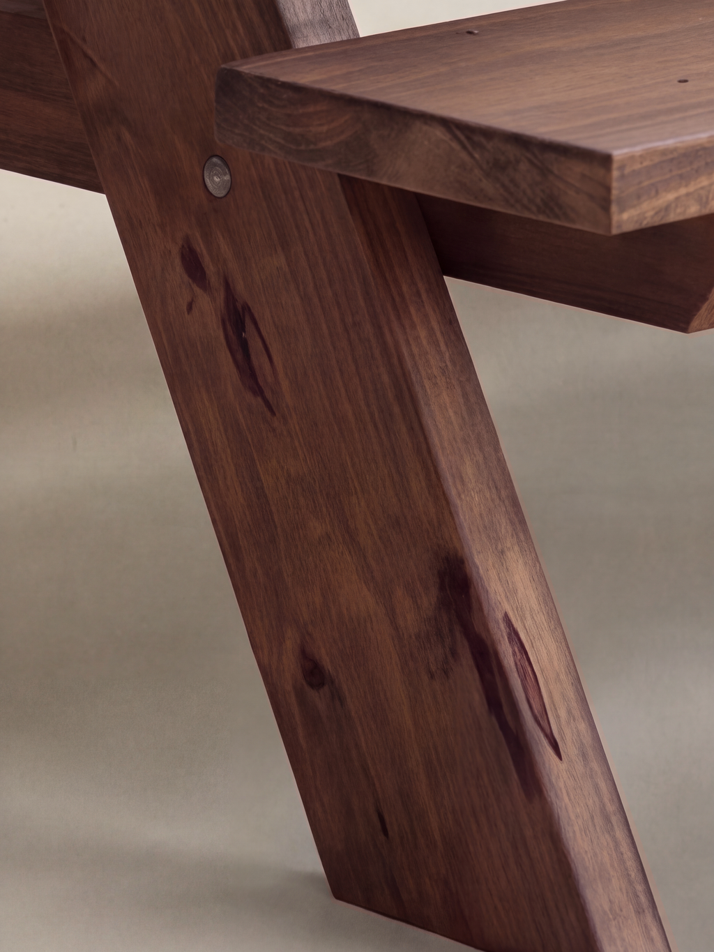 Classic Picnic Table — leg grain and bolt detail